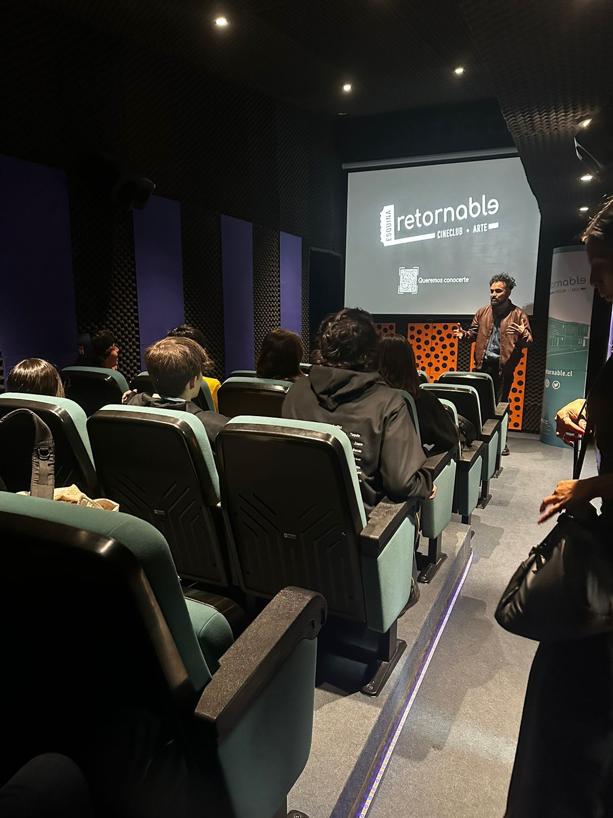Cine visita
